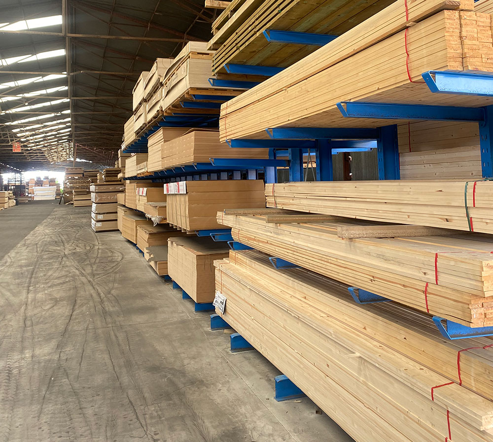 Gran stock y almacenaje Maderas Santiago Sevilla